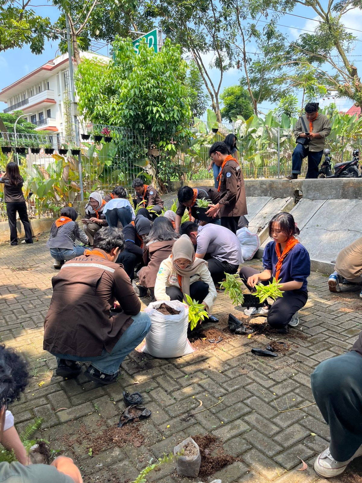 Penanaman dan Pemasangan Vertical Garden dalam Rangka Hari Bumi